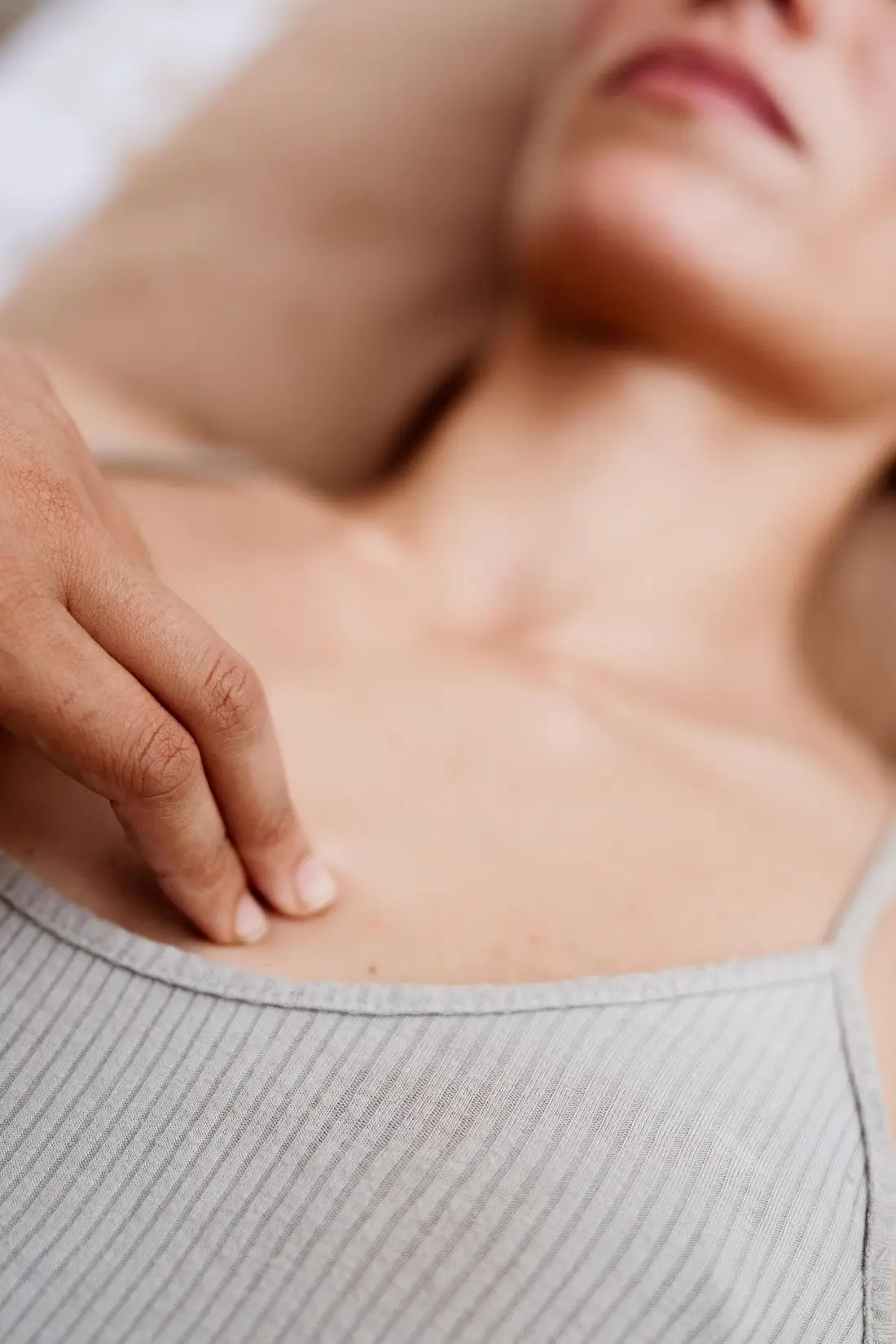 Precise touch on the collarbone during a somatic session